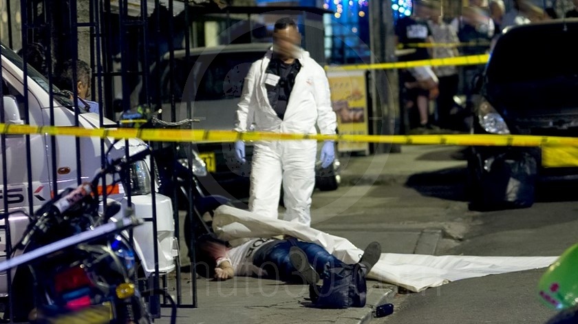 EN FOTOS Y VIDEOS: Se escucharon varios disparos, cuando salieron a ver encontraron un muerto en plena calle 7 homicidio en Enciso 27 12 2019 7