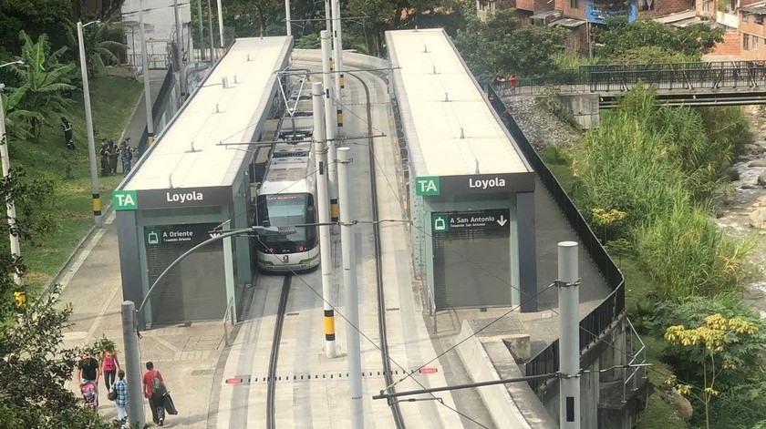 EN FOTOS: ¡No aprenden! Se presentó un incidente con un ciclista en el corredor del Tranvía