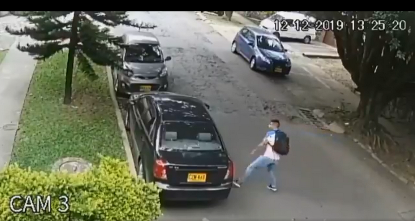 Video: ¡Mucho descarado! Rompió los vidrios de un carro en Castropol para robarse un bolso 1 ladron barrio castropol
