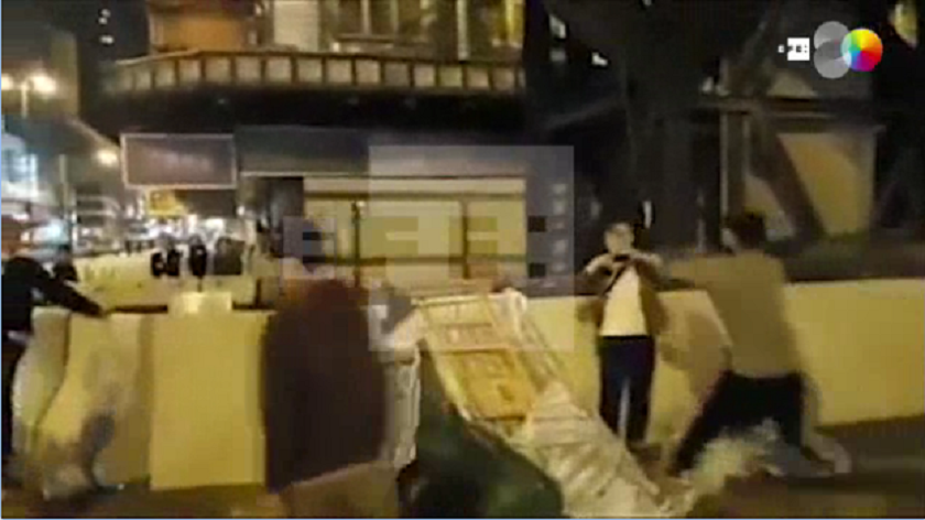 VIDEO. Brutal: en una protesta noquearon a un hombre con la tapa de una alcantarilla