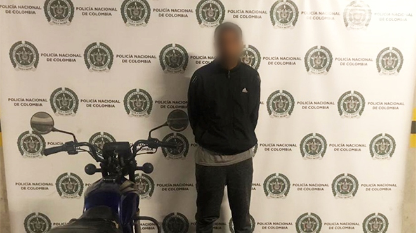 ¡Por la placa lo pillaron! Cuando andaba en una moto robada