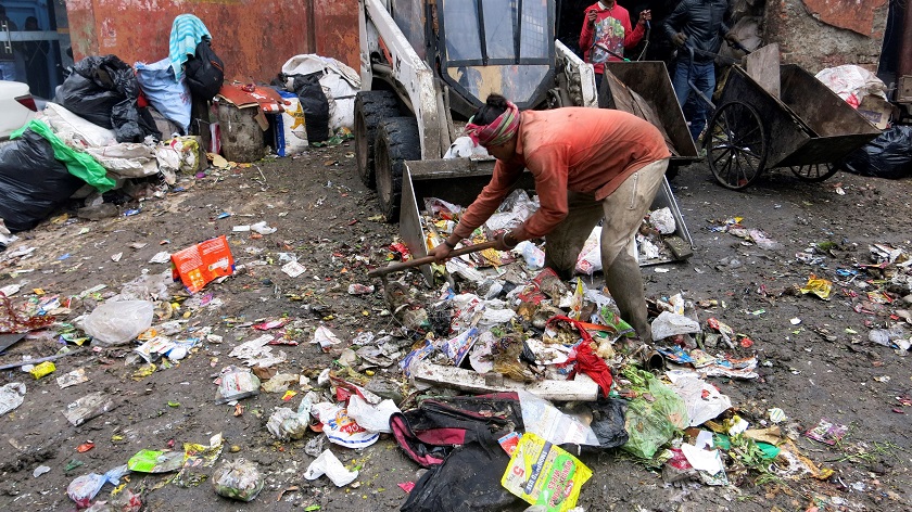 La vida de los que solo borrachos pueden hacer el trabajo de limpiar a mano la materia fecal de otros