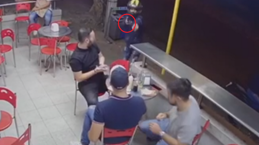 EN VIDEO: ¡Qué rabia! Vea este delincuente cómo atraca a tres jóvenes que estaban comiendo en El Poblado 1 robo en el poblado