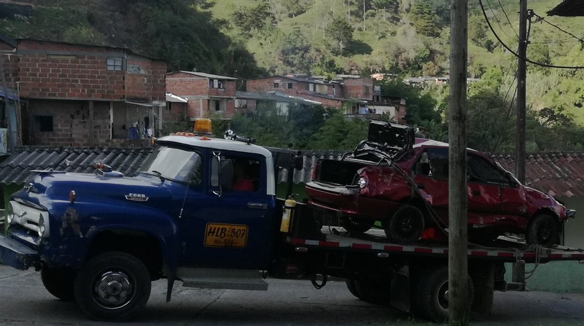 Fotos:  vehículo rodó por un abismo en Nariño, Antioquia y dejó cinco personas heridas