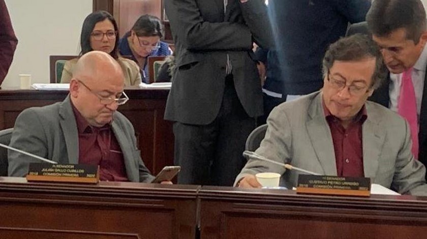 Video: Petro 'pilló' a asesora de María Fernanda Cabal tomando fotos y calumniando en redes sociales 1 Gustavo PEtro