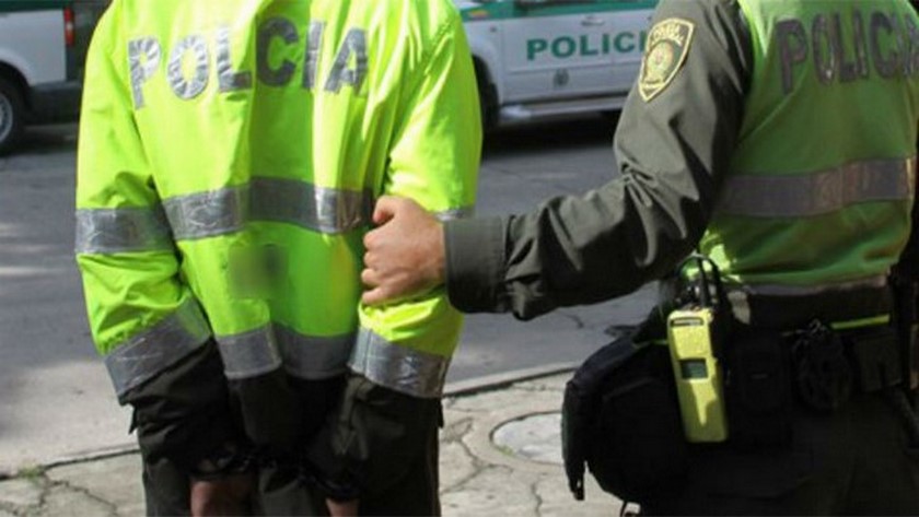 Domiciliaria para dos patrulleros que habrían intimidado y extorsionado a dos ‘gringos’ en Medellín 1 2 12 19 Policia capturado archivo 1