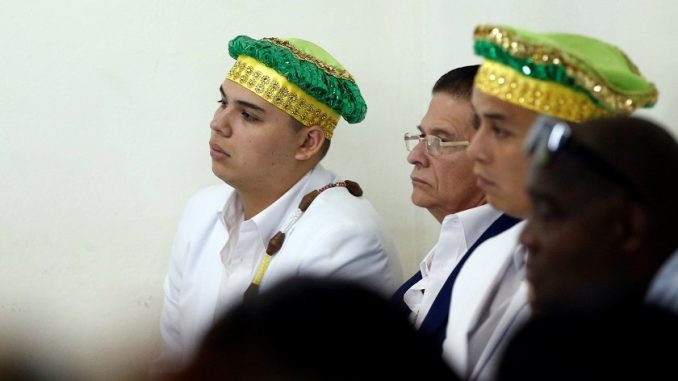 Varios babalawos cubanos