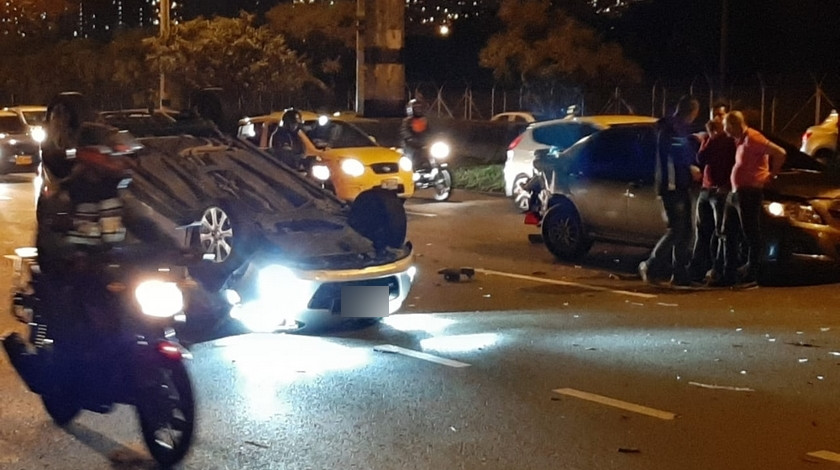Fotos: ¡Qué totazo! Un carro terminó volcado en toda la autopista, cerca al Carlos E Restrepo
