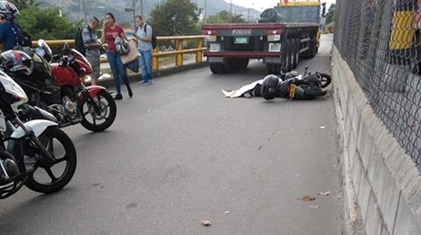 Foto: ¡Lamentable! En accidente de tránsito frente a las bodegas del D1 falleció un motociclista