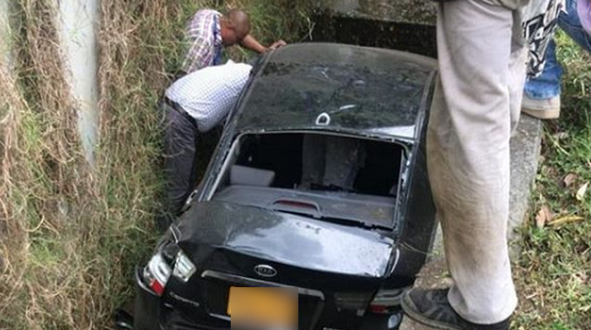 Fotos: ¡Qué susto! Un carro se quedó sin frenos y terminó en una cañada, cerca a El Tesoro