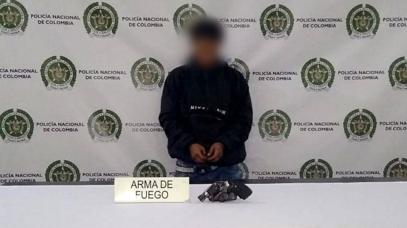 ¡No le valió! Luego de correr por todo el centro fue capturado y le cogieron un arma consigo