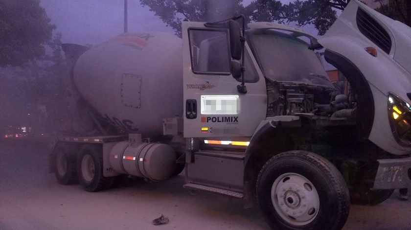 Fotos: Se incendia carro mezclador de cemento en la avenida 33