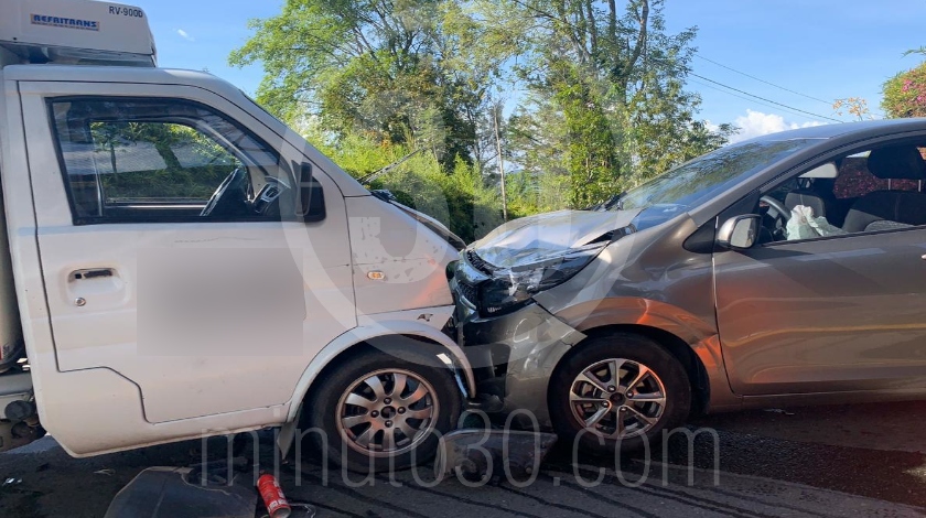 Foto: ¡Qué ‘guarapazo’! se dieron dos carros, que se chocaron de frente en La Ceja