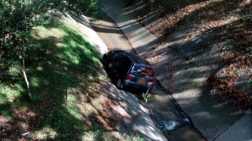 Foto: ¿Cómo terminó ahí? Carro se fue a canalización en La Mota y ya lleva horas ahí tirado