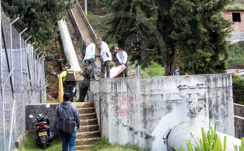 Dicen los vecinos que al que mataron en Carambolas, fue por robarle 10 homicidio 10 01 2020 entre carambolas y santa elena 9