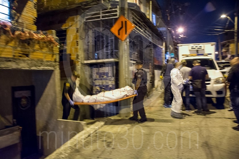Fotos: Tendido en la calle, y con múltiples tiros en el cuerpo, encuentran sin vida a un joven de 25 años en San Javier 4 homicidio la torre levantamiento1319