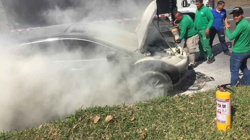EN FOTOS Y VIDEO: Un carro ‘nuevecito’ se prendió por la Regional