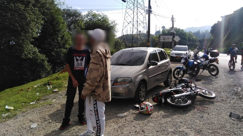 Fotos: ¡Qué joyitas! Iban en una moto, se chocan, y comienzan a agredir a los bomberos y a la policía 1 incidente itagui 2
