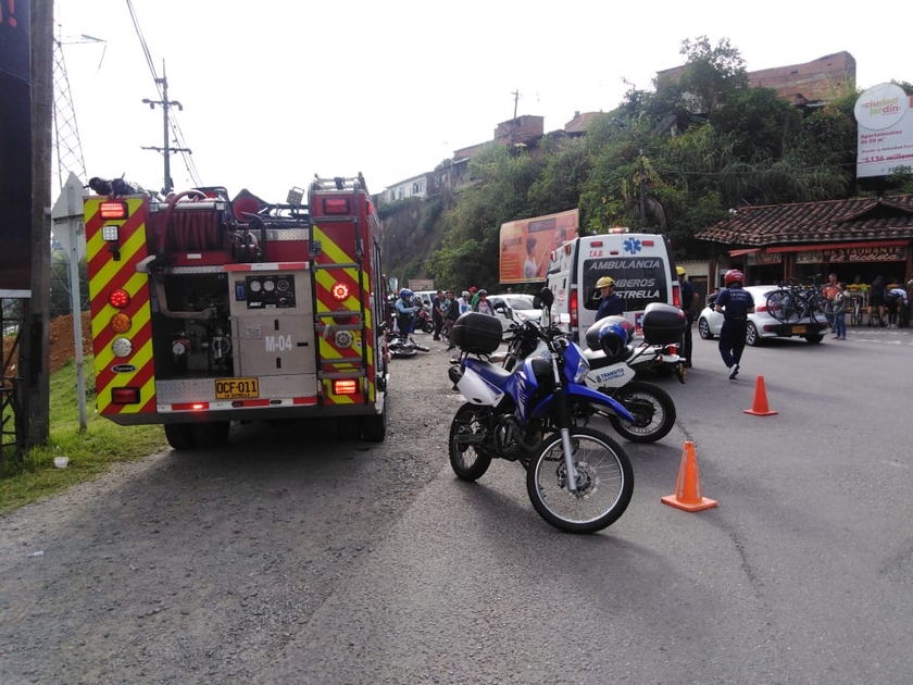 Fotos: ¡Qué joyitas! Iban en una moto, se chocan, y comienzan a agredir a los bomberos y a la policía 2 incidente itagui 3