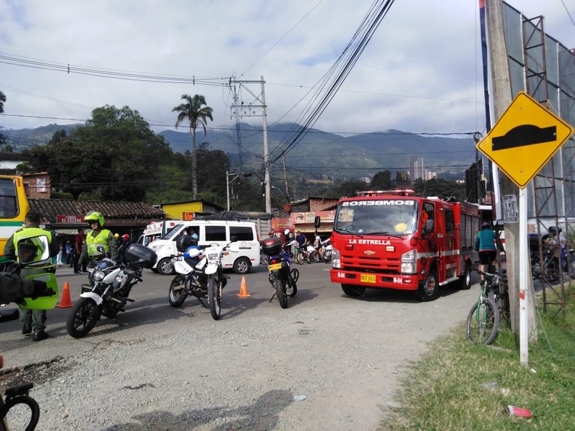 Fotos: ¡Qué joyitas! Iban en una moto, se chocan, y comienzan a agredir a los bomberos y a la policía 3 incidente itagui 4