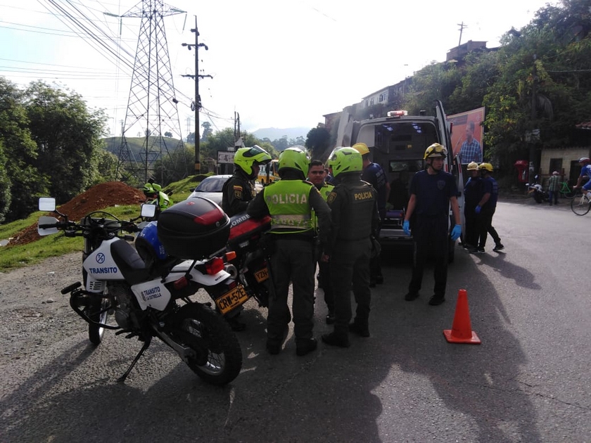 Fotos: ¡Qué joyitas! Iban en una moto, se chocan, y comienzan a agredir a los bomberos y a la policía 4 incidente itagui