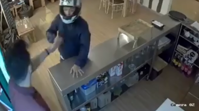 EN VIDEO: Delincuente intentó robar en un local de Laureles y hasta le disparó a un trabajador del sitio 1 ladron en laureles