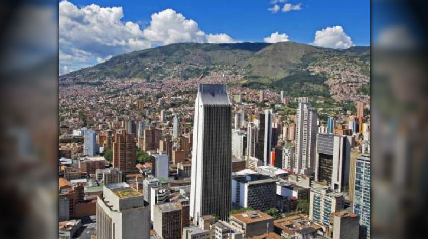 Medellín. Área Metropolitana. Día soleado.