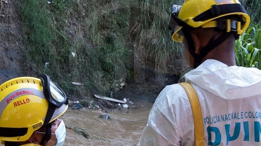 muerto amarrado en el rio medellin 12