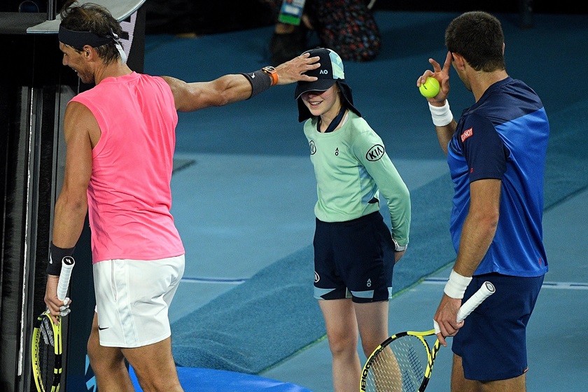 FOTOS Y VIDEOS: ¡Con una "recogepelotas"! Nadal protagoniza "el momento" del Abierto de Australia 2 nadal australia1