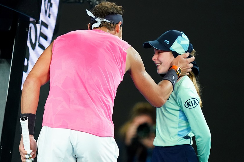 FOTOS Y VIDEOS: ¡Con una "recogepelotas"! Nadal protagoniza "el momento" del Abierto de Australia 3 nadal australia2