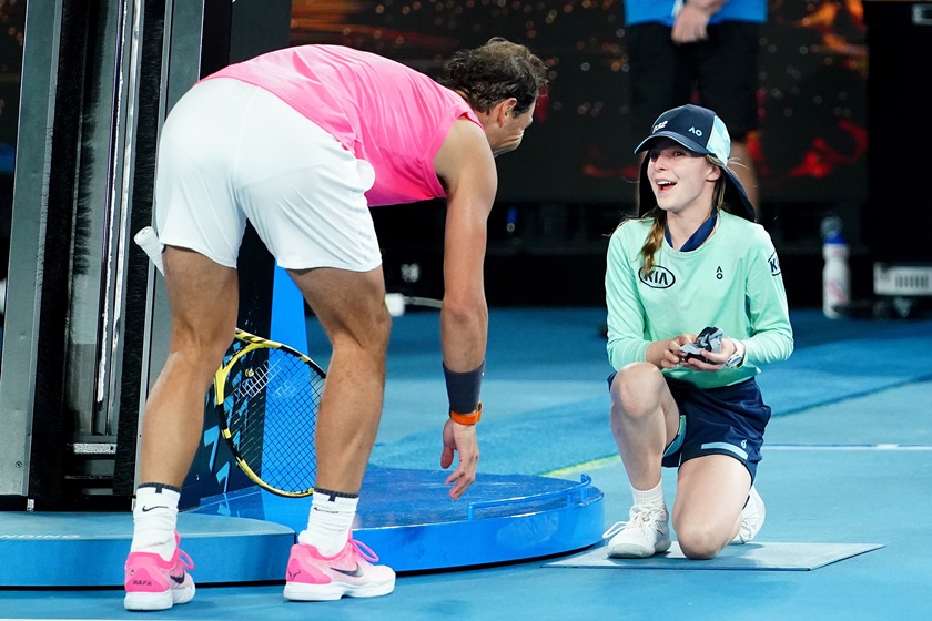 FOTOS Y VIDEOS: ¡Con una "recogepelotas"! Nadal protagoniza "el momento" del Abierto de Australia 4 nadal australia3