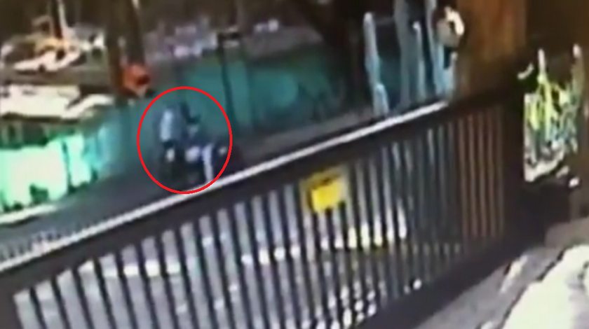 EN VIDEO: ¡Qué rabia! Vea cómo atracaron a esta pareja en El Poblado 1 robo el poblado