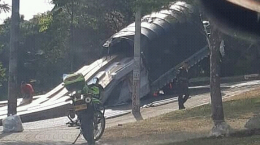 Video: ¡Increíble! A un carro se le cayó la carga y terminó levantado en la Autopista Norte