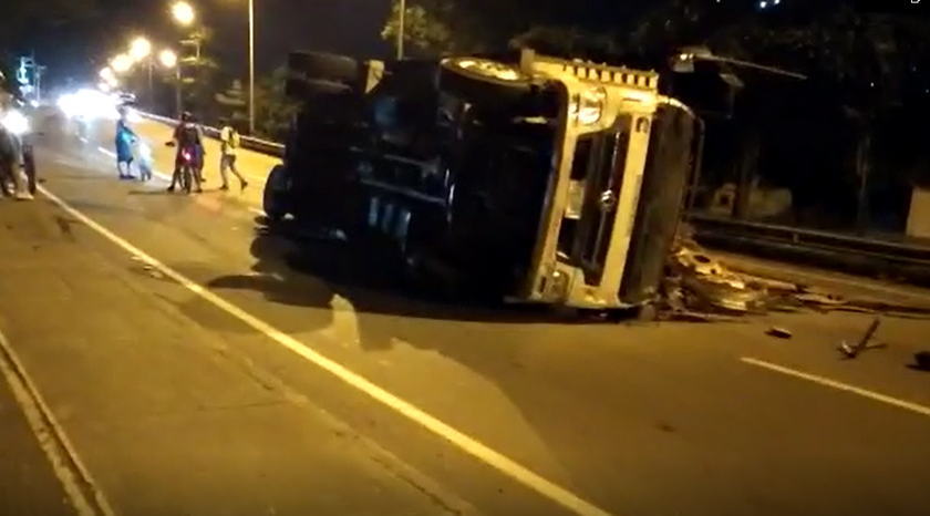 EN VIDEO: ¡Qué susto! Una volqueta se volcó en la Autopista Norte, a la altura de Copacabana
