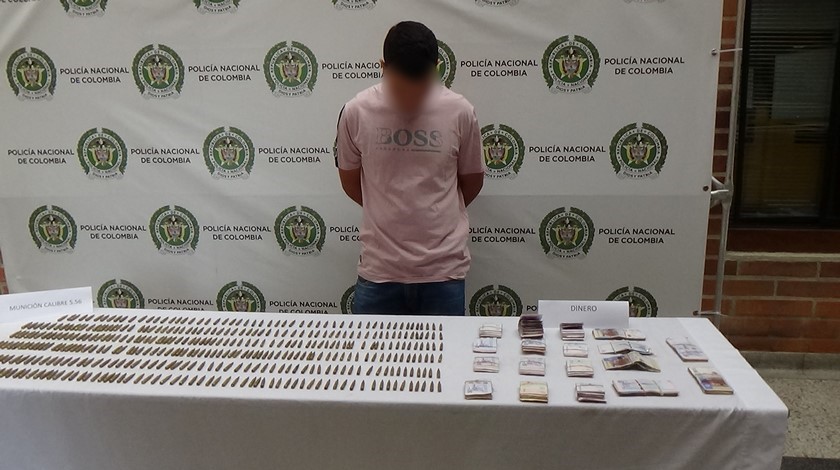 Fotos: ¡La llevaba en tarros de aceite! Incautados 55 kilos de marihuana y capturado un hombre con 386 cartuchos y dinero en efectivo 1 160220 Capturado con 386 cartuchos y 45.977.000 3 1
