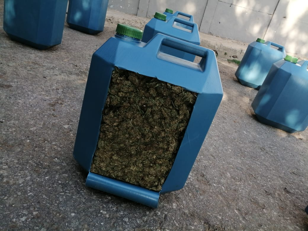 Fotos: ¡La llevaba en tarros de aceite! Incautados 55 kilos de marihuana y capturado un hombre con 386 cartuchos y dinero en efectivo 6 160220 Incautaci%C3%B3n de 55 kilos de marihuana 2