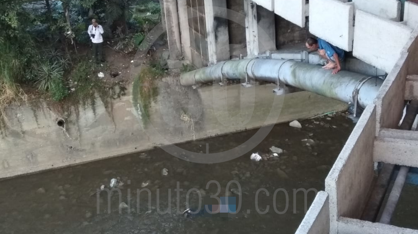 EN FOTOS Y VIDEO: “Dijo que se iba a matar y se tiró al río”, dicen los testigos de un presunto suicidio en el Río Medellín 1 2 MUERTO EN EL RIO MEDELLIN1 02 2020