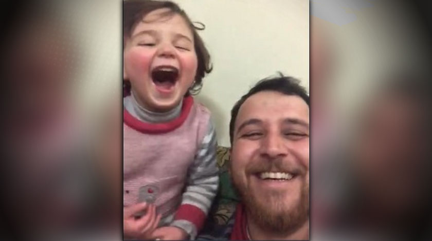 VIDEO: La historia detrás del conmovedor clip de un padre que hace reír a su hija en medio del bombardeo en Siria
