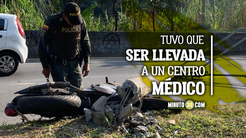 EN FOTOS: ¡Qué ‘guarapazo’! Una motociclista se dio de frente contra un poste en la Vía al Mar y lo tumbó