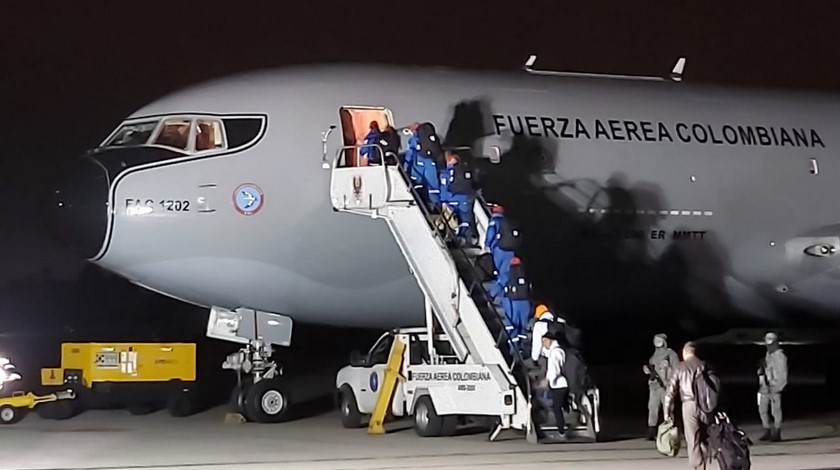¡Los 'cogió' la noche! Se retrasó el avión que sacará de China a colombianos expuestos al coronavirus 1 Avion que traera de China a colombianos por coronavirus