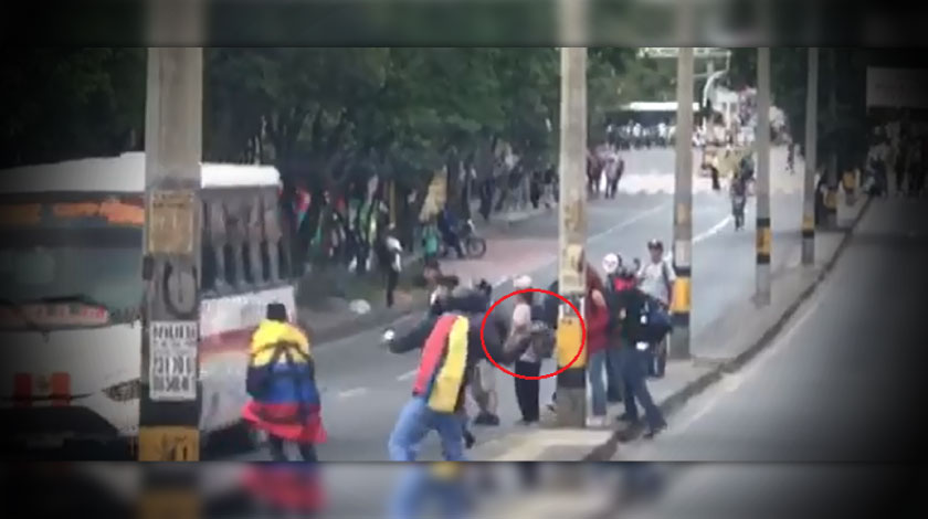 EN VIDEO: El momento en el que encapuchados atacan a piedra un bus en inmediaciones de la U de A 1 Encapuchados lazan pidra contra bus 26 02 2020