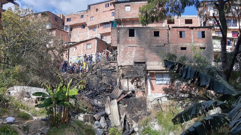 Fotos: Cuatro viviendas afectadas por incendio en el barrio Robledo Aures