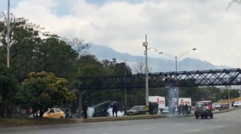 VIDEO: Esmad se está enfrentando a encapuchados en la U. Nacional sede Medellín y ordenan evacuar el campus