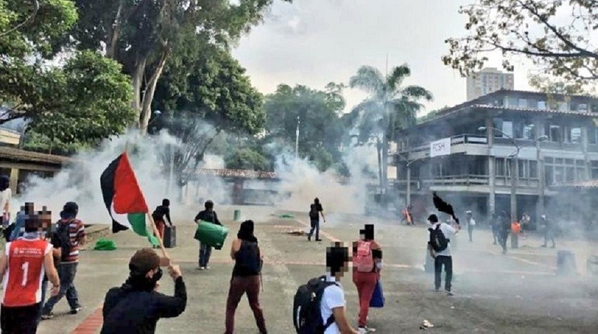 VIDEO: Con “palo” y “papa bomba” hirieron a 2 policías en manifestaciones de la U.de A