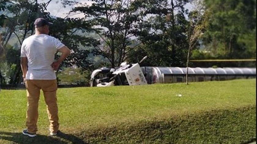 Fotos: ¡Quedó entre los dos carriles! Mula se volteó en la variante a Caldas la cual tuvo que ser cerrada