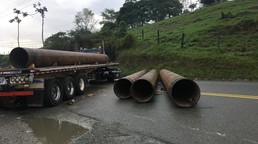 EN FOTOS: ¿’Destino final’? Accidente de ‘pesadilla’ bajando del Alto de Minas