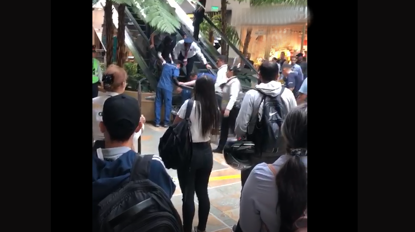 ¡Qué susto! Niño de 5 años se ‘partió’ una pierna en las escaleras eléctricas de un centro comercial de Medellín