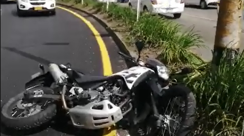 EN VIDEO: ¡Salió ‘volando’ y terminó en el otro carril! Aparatoso accidente de motociclista en Las Palmas