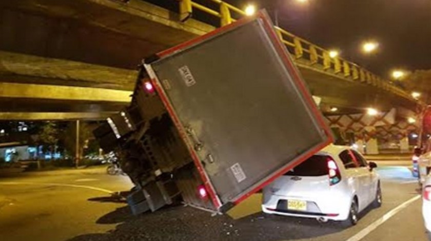 FOTO: ¡Casi lo aplasta! Camión “apachurró” un vehículo particular bajo el puente de La 10