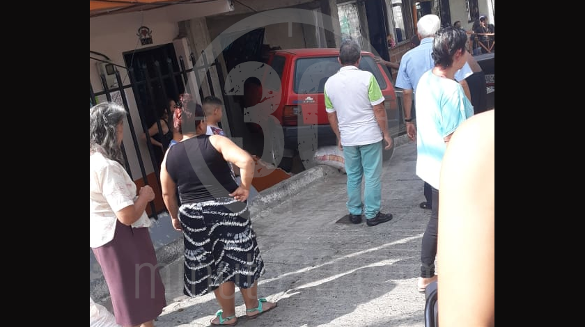 ¡Qué susto! Se quedó sin frenos un carro que iba bajando por una loma de Santo Domingo Savio